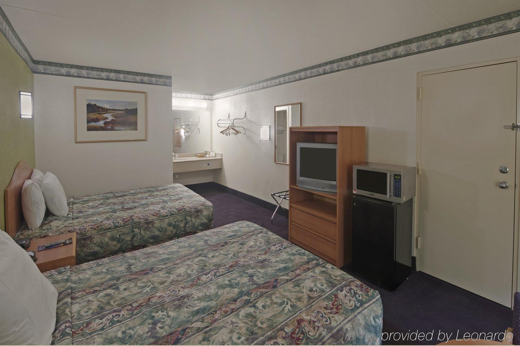 Motel 6 Cleveland Room photo